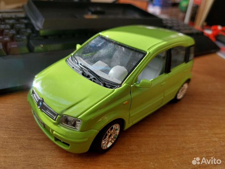 Коллекционная модель fiat Nuova Panda 1:24