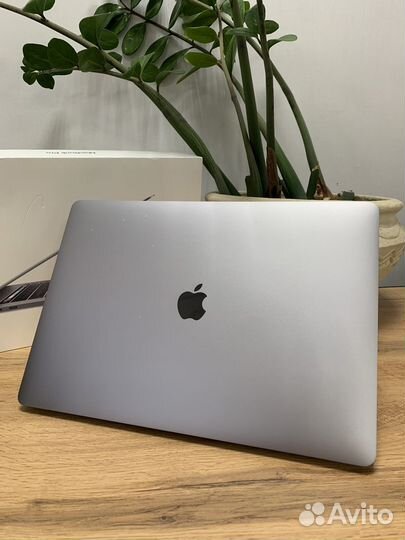MacBook pro 15 2018 i7 16gb 251gb