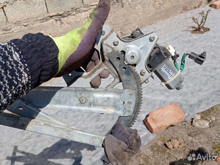 Стеклоподьемник передний правый