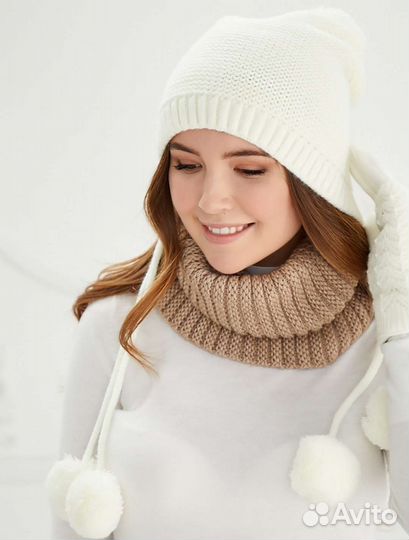Шапка с помпонами