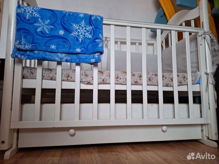 Детская кроватка с маятником