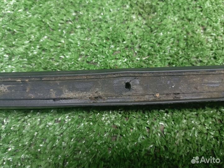 Уплотнитель жабо Mazda 323 BA