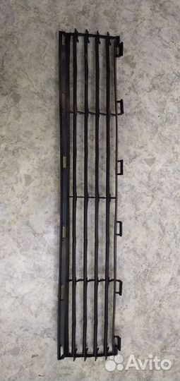 Решётка бампера центральная Toyota Prius NHW 20