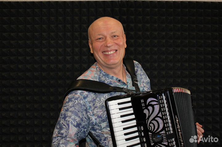 Аккордеонист (гармонист, баянист).Застольные песни