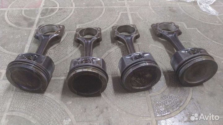 Шатуны с поршнями Ауди Фольксваген двигатель 1.6