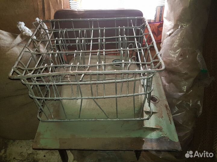 Советский железный ящик для молочных бутылок