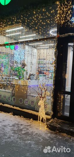 Новогоднее освещение домов, кафе, парков, гостиниц