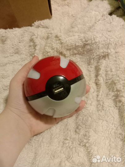 Паувербанк в виде покебола