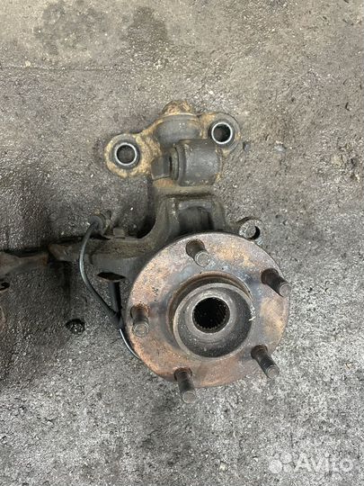 Кулак поворотный передний Nissan Primera P12