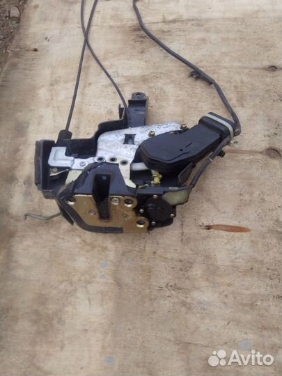 Замок двери передней Toyota Land Cruiser 100