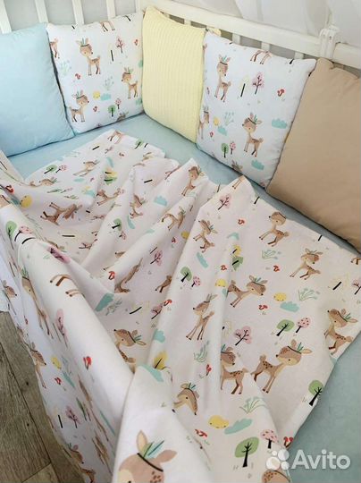 Комплект бортиков и постельного белья в кроватку