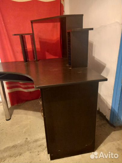 Угловой компьютерный стол