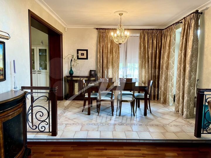 Коттедж 350 м² на участке 15 сот.