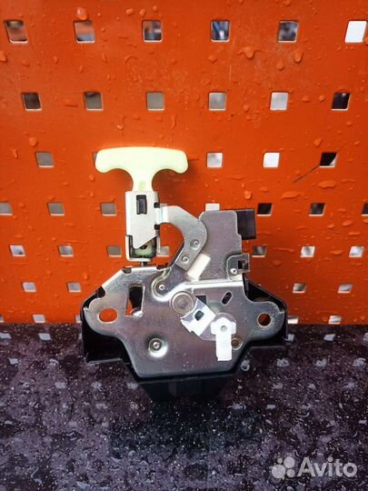 Замок багажника Тойота Королла