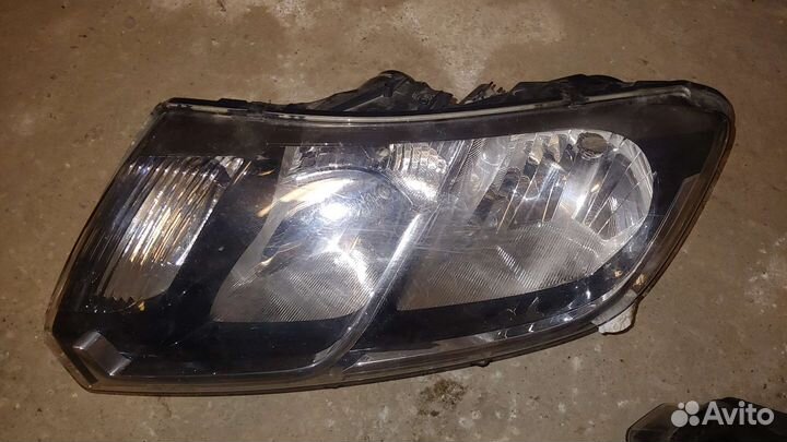 Фары на Renault Logan 2