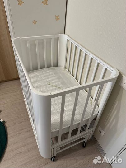 Детская кроватка с маятником