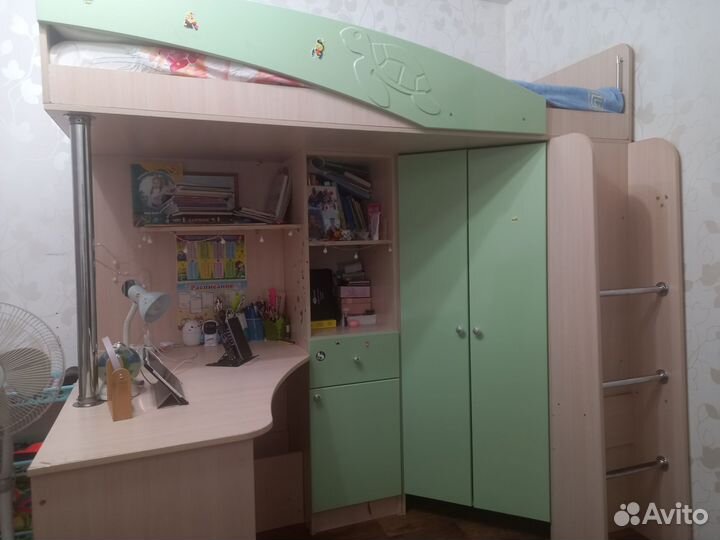 Кровать чердак со столом и шкафом