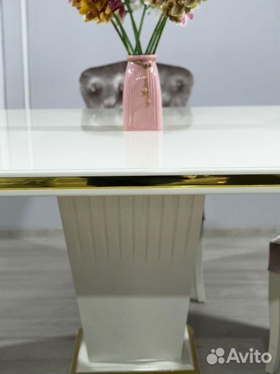 Стол и стулья