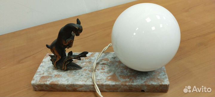 Лампа настольная мягкая подсветка на мраморе