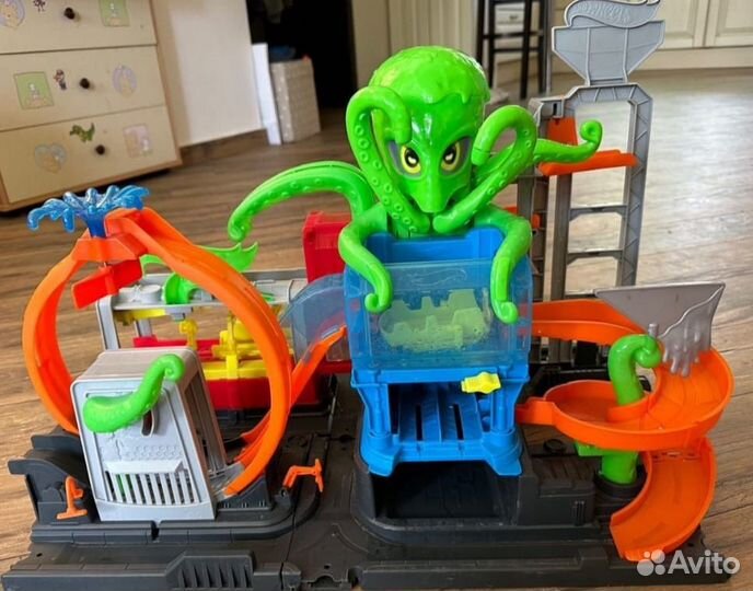 Трек hot wheels бешенная автомойка с осьминогом