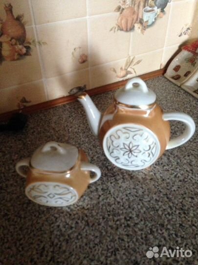 Чайник и сахарница