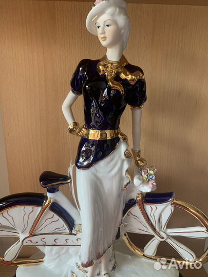 Фарфоровая статуэтка 