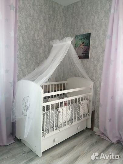 Детская кроватка с маятником и ящиком