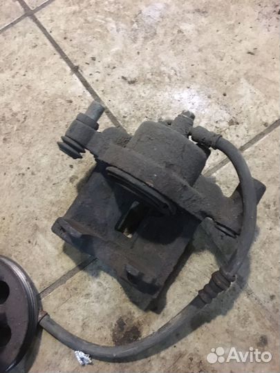 Суппорт передний правый Mazda Xedos 6