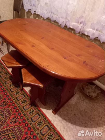 Кухонный деревянный стол и стулья