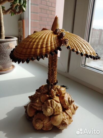 Лампа настольная из ракушек