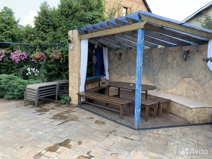 Отдых у бассейна на улице