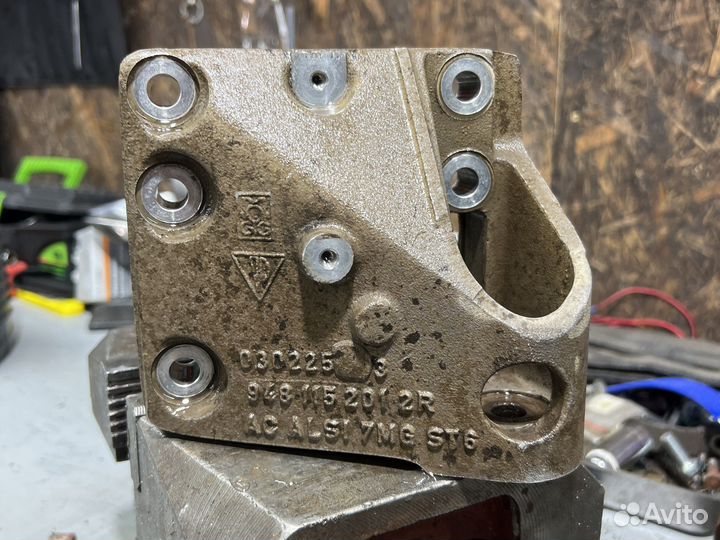 Кронштейн опоры двигателя правый Porsche Cayenne