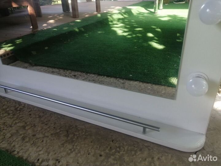 Гримерное зеркало с лампочками