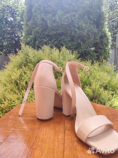Босоножки женские на каблуке