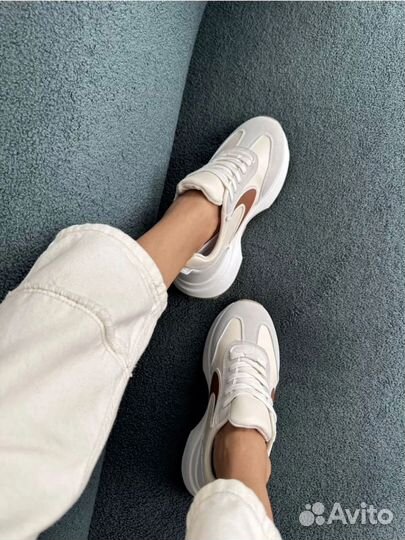 Кроссовки женские