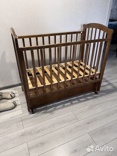 Детская кроватка с маятником