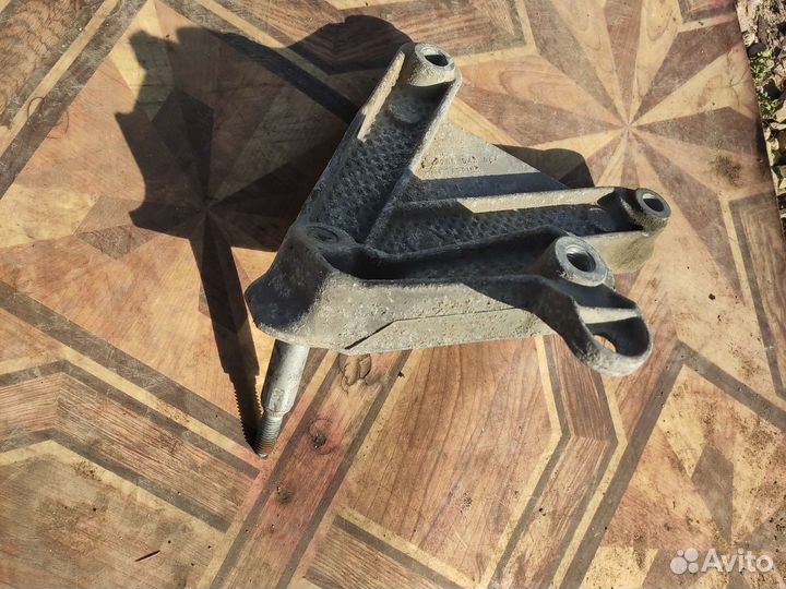 Кронштейн подушки кпп Рено Логан Ларгус