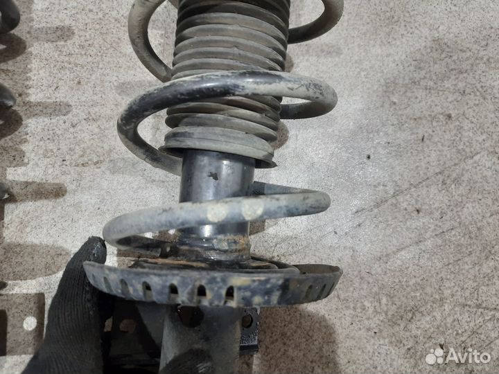 Стойка в сборе KYB для Volkswagen Polo Sedan V