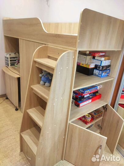 Детская кровать-чердак с рабочим столом