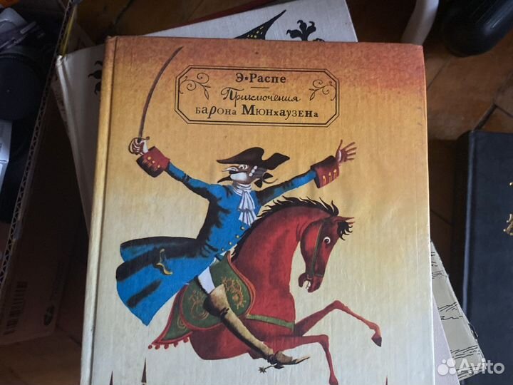 Очень много литературы для домашней библиотеки