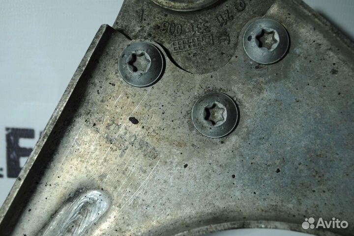 Рычаг передний верхний Mercedes W211