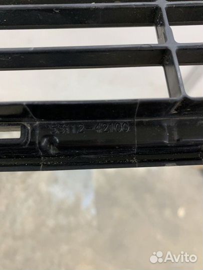Решетка в бампер центральная Toyota Rav4