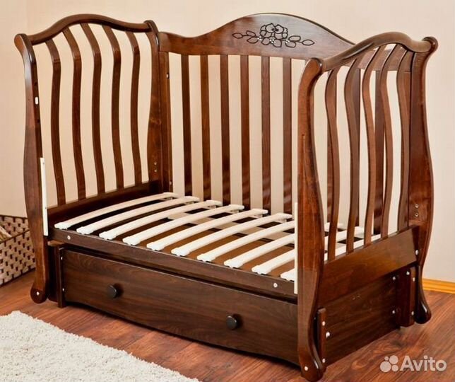 Детская кроватка с маятником и ящиком