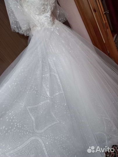 Свадебное платье со шлейфом