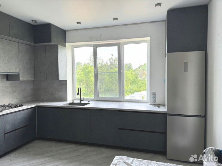 Прямая кухня в бежевом глянце и матовом дереве