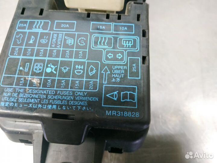 Блок предохранителей салона Mitsubishi Carisma DA1