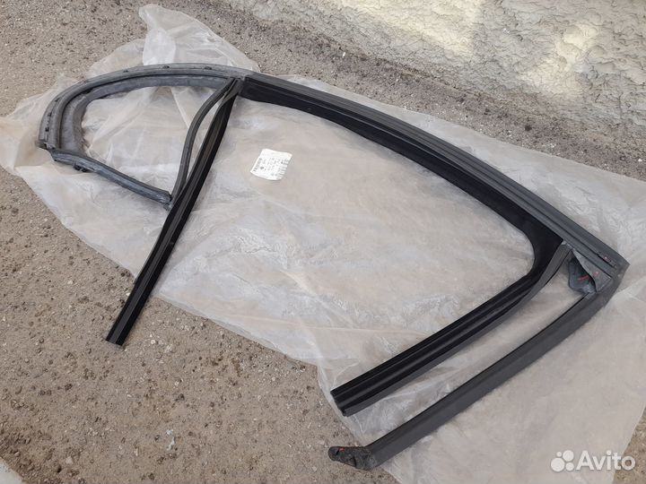 Opel Insignia Уплотнитель стекла двери (зад) Новый