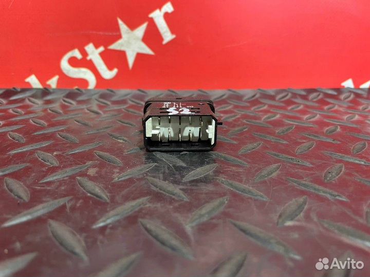 Кнопка выключения моторного тормоза