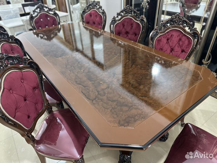 Стол и стулья