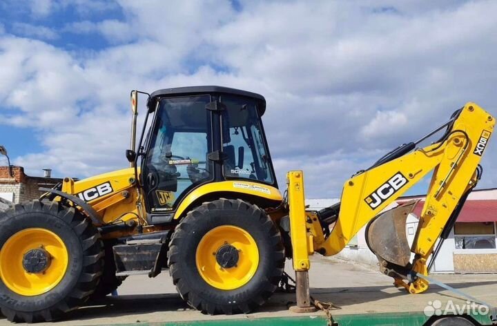 Стекло дверное левое/правое на JCB 3CX/4CX